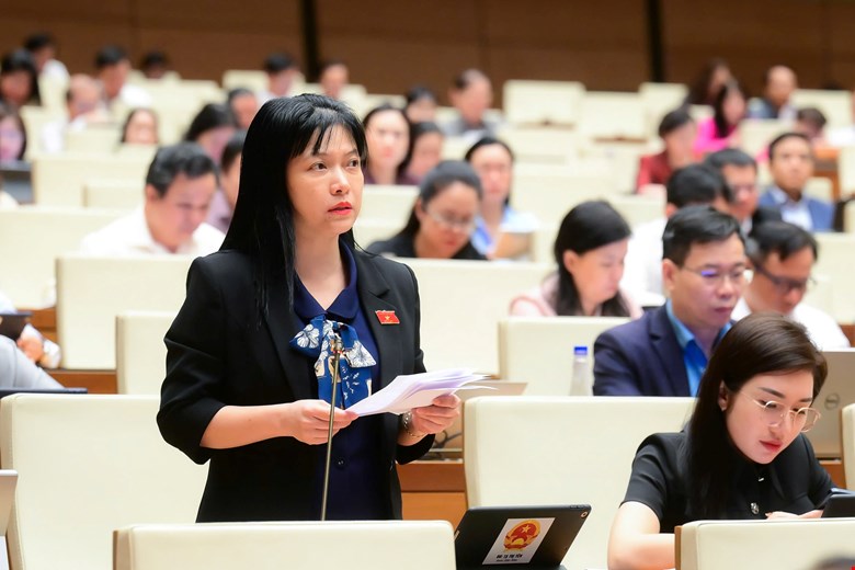 Đại biểu Tạ Thị Yên, Phó Chủ nhiệm Uỷ ban Công tác đại biểu, ĐBQH tỉnh phát biểu ý kiến tại phiên thảo luận